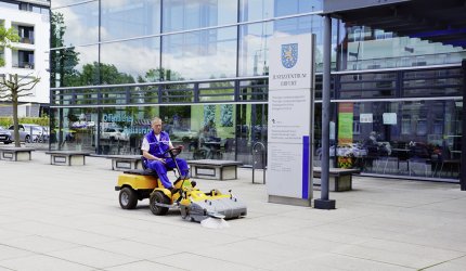 Außenanlagenreinigung am Justizzentrum Erfurt